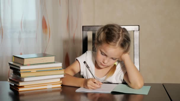 Chica concentrada haciendo tarea escolar — Vídeos de Stock