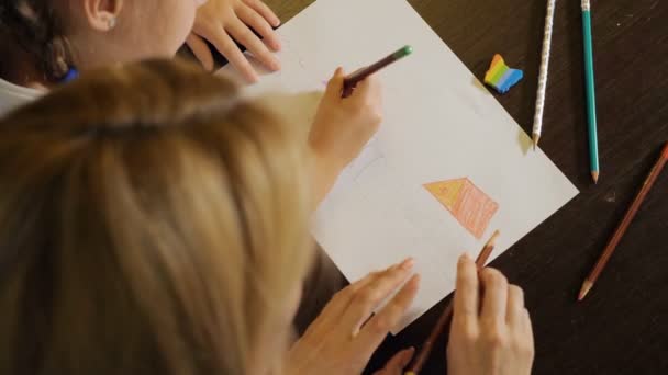 Mujer con niña dibujando sobre papel — Vídeos de Stock