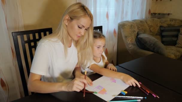 Mujer con niña dibujando sobre papel — Vídeos de Stock