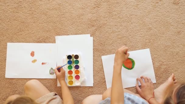 Anonieme Schot Van Meisje Vrouw Tekenen Met Aquarellen Papier Zittend — Stockvideo