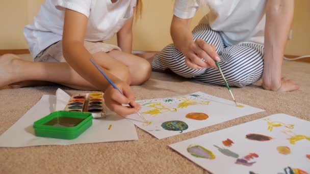 Crop mujer y niña dibujo sobre papel — Vídeos de Stock