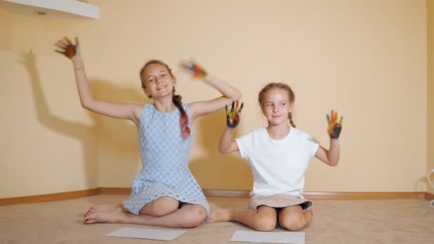 Inhoud meisjes met gekleurde handen — Stockvideo