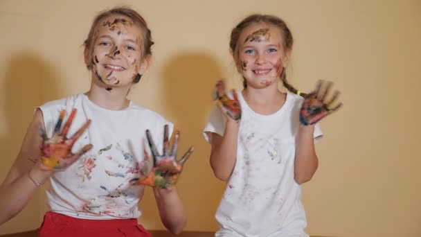 Inhoud meisjes met gekleurde handen — Stockvideo