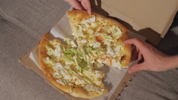 Jovens Tomando Fatias Deliciosa Pizza Caixa Papelão — Vídeo de Stock