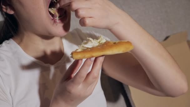 Chica feliz en comer pizza en casa — Vídeo de stock