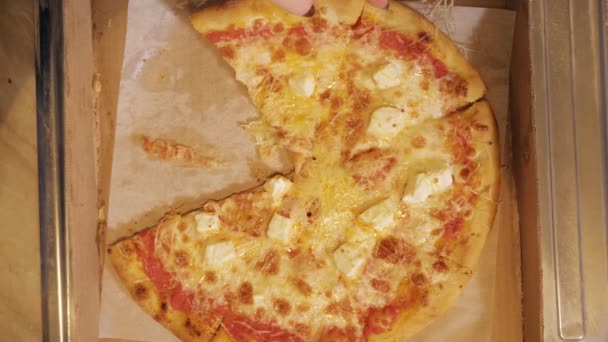 Fatia Pizza Margarita Levantada Câmera Lenta — Vídeo de Stock