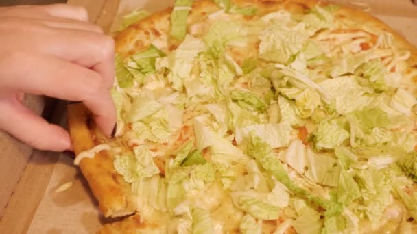 Une part de pizza dans sa main — Video