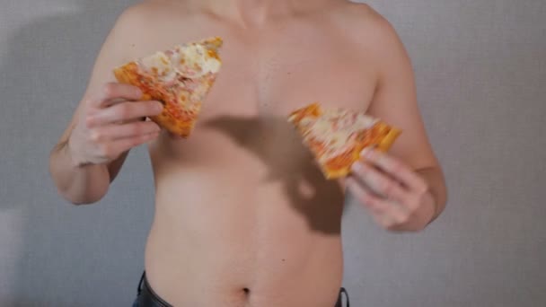 Безликий Мужчина Ломтиком Пиццы Сером Фоне Замедленная Съемка — стоковое видео