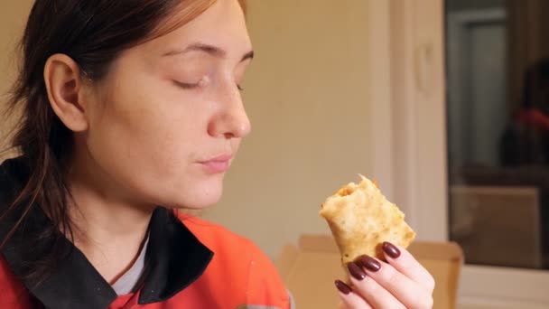 Vrouw genieten van het eten van pizza thuis — Stockvideo