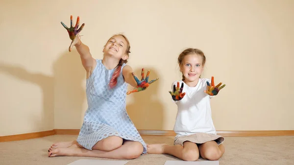 Chicas de contenido con manos de colores — Foto de Stock