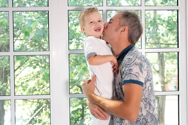 Feliz hombre besar adorable hijo en mejilla — Foto de Stock
