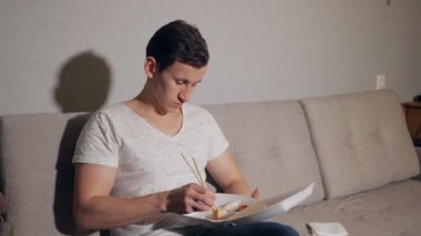 adam Japon rulo ve suşi evde yeme