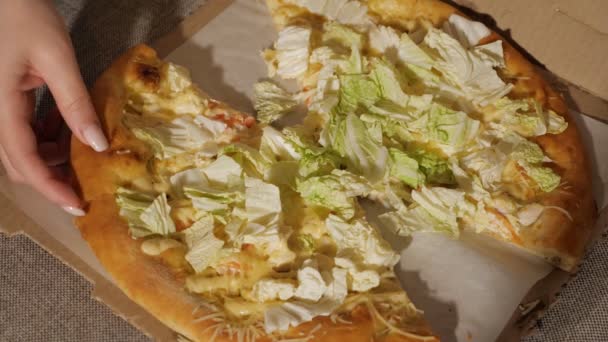 Une part de pizza dans sa main . — Video