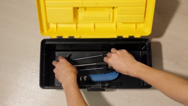 Mannenhand Opent Doos Met Instrumenten Voor Reparatie — Stockvideo