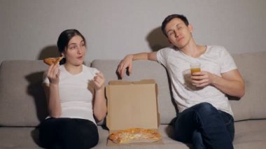 Genç çift içme, konuşma ve gülümseyen pizza, yemek