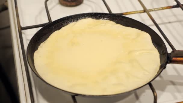 Γυναίκα Της Καθιστά Μαγείρεμα Pancake — Αρχείο Βίντεο