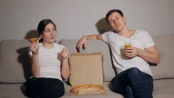 Νεαρό Ζευγάρι Τρώει Πίτσα Πίνοντας Μιλώντας Και Χαμογελαστός — Αρχείο Βίντεο