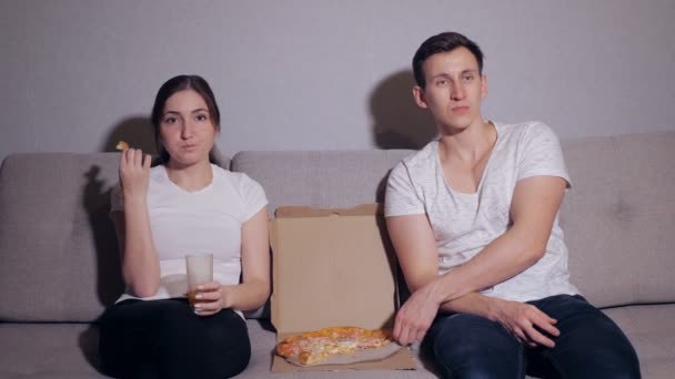 Boldog Pár Pizzát Eszik Filmet Néznek Kanapén — Stock videók
