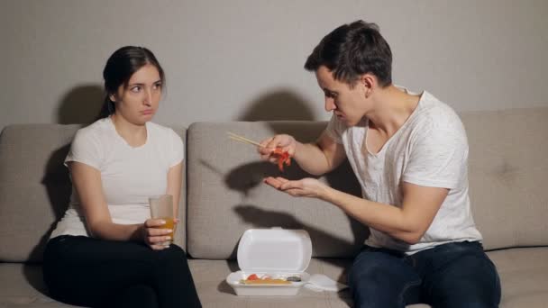 Sushi Eten Samen Mooi Paar Sushi Eten Terwijl Zit Dicht — Stockvideo