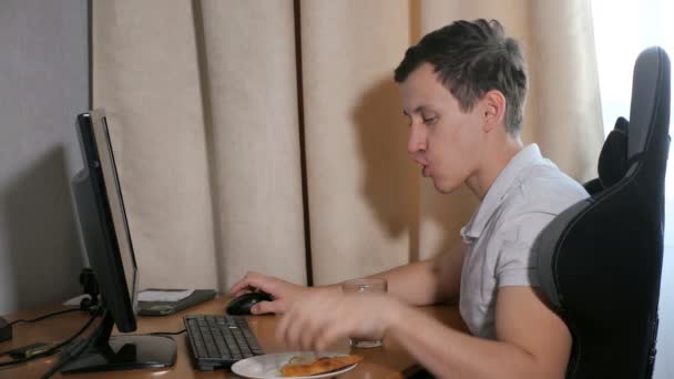 Homem Casa Comendo Uma Fatia Pizza Brincando Computador — Vídeo de Stock