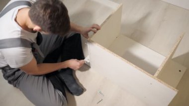 Evde, mobilya montaj yüklenici tamirci üstten görünüm