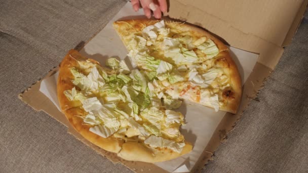 Una Fetta Pizza Mano Rallentatore — Video Stock