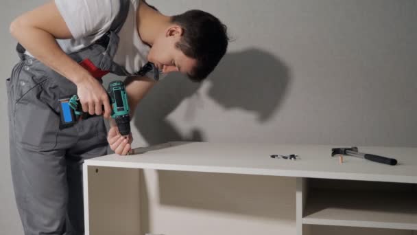Mladý Opravář Montuje Nový Stůl Interiéru Domu — Stock video