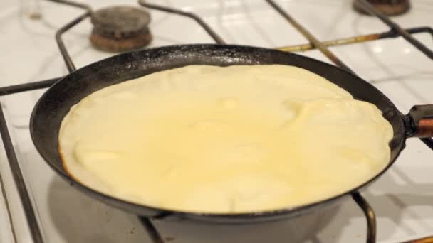 Vrouw in keuken thuis koken en bakken van de pannenkoeken — Stockvideo