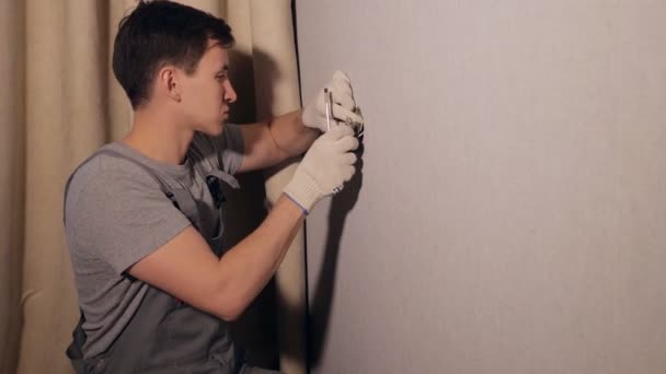 Man installeren aansluiting op muur — Stockvideo