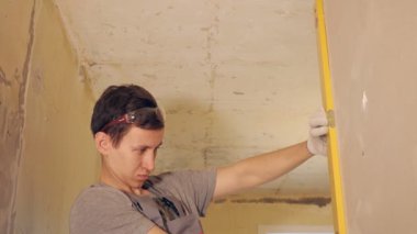 Adam tesviye duvar aleti ile