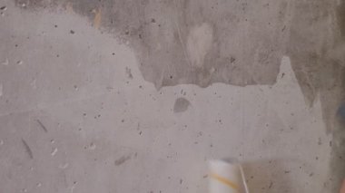 Ürün alt boya silindiri ile çıplak beton duvara tutkal uygulama 