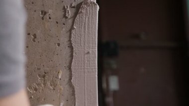 İşçi akşam beton duvar