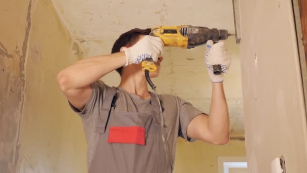 Man fixing plank op muur — Stockvideo