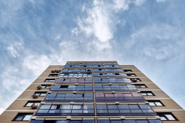 Güneşli bir günde, mavi gökyüzü olan modern apartmanlar.