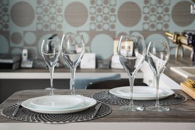 Gözlük, çatal, bıçak servis otel odasında rahat iç