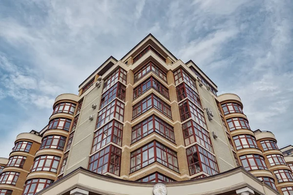 Güneşli bir günde, mavi gökyüzü olan modern apartmanlar..