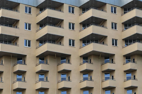 Detalhe de um novo edifício de apartamentos moderno — Fotografia de Stock