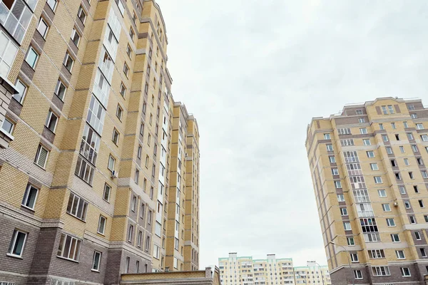 Condomínio moderno construindo etato real na cidade com céu azul — Fotografia de Stock