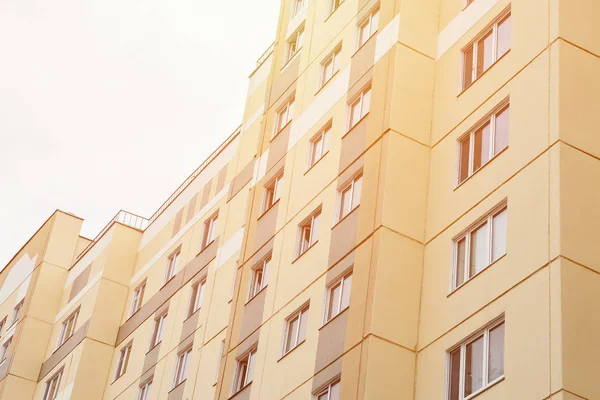 Detalhe de um novo edifício de apartamentos moderno — Fotografia de Stock