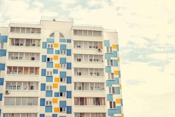 현대 아파트 건물의 몸매 이미지 — 스톡 사진