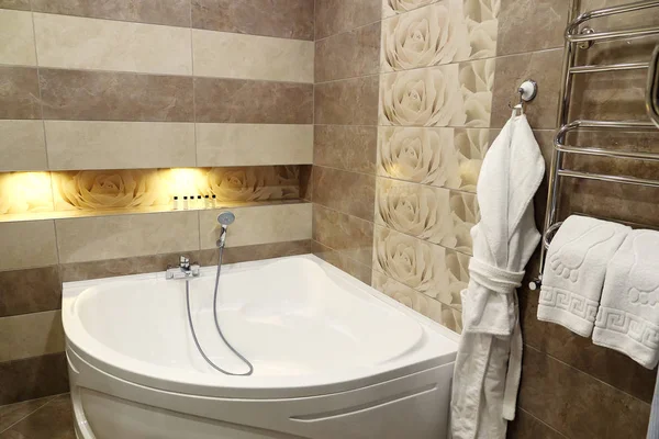Ντους και μπανιέρα στο μοντέρνο μπάνιο στο ξενοδοχείο — Φωτογραφία Αρχείου