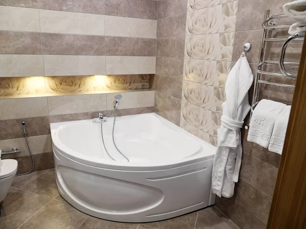Prysznic i wanna w nowoczesne łazienki w hotelu — Zdjęcie stockowe