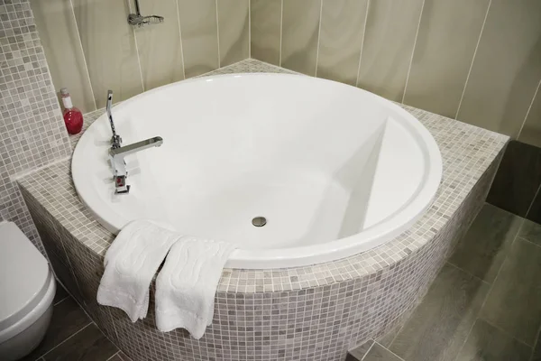 Kąpieli w jacuzzi w hotelu centrum odnowy biologicznej — Zdjęcie stockowe