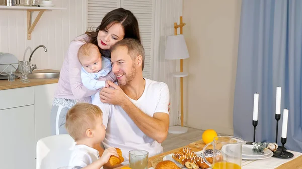 Feliz madre, padre e hijo desayunando en casa — Foto de Stock