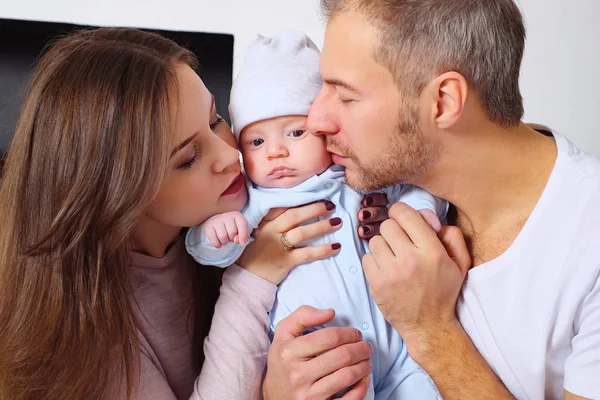 Parents câlins et baisers bébé — Photo