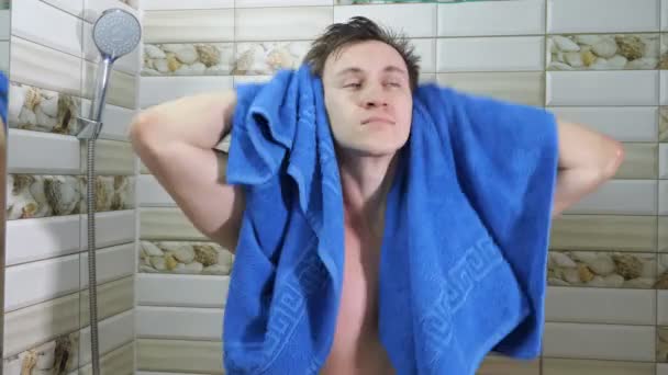 Portrét člověka utírá suchým ručníkem po praní v lázni koupelnu — Stock video