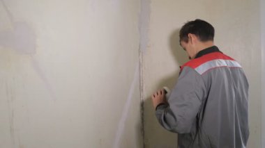 Palet ile adam sıva duvar