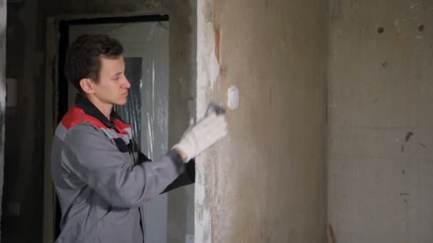 Homme plâtrage mur en béton dans l'appartement — Video