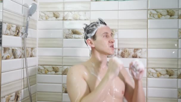 Gespierde man neemt een douche — Stockvideo