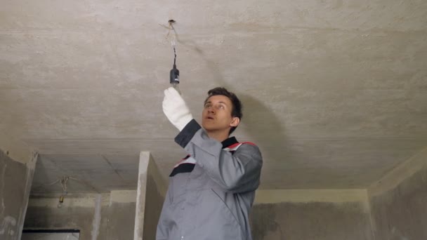 Trabajador instalación de cables de luz — Vídeos de Stock